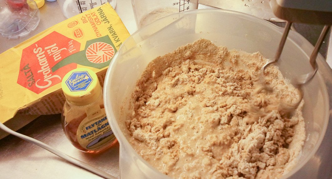 Blanda i en bunke med degkrok och elvisp eller i degbunke i maskin. 