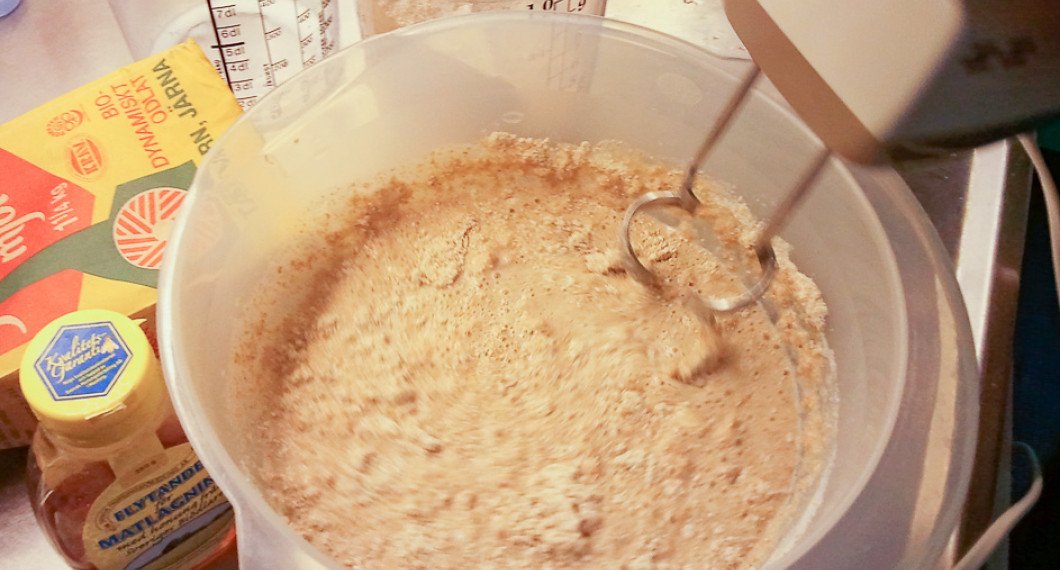 Blanda i lite av mjölet i taget i degvätskan