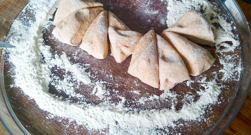 Degen delas i åtta delar till åtta frallor eller bullar. 