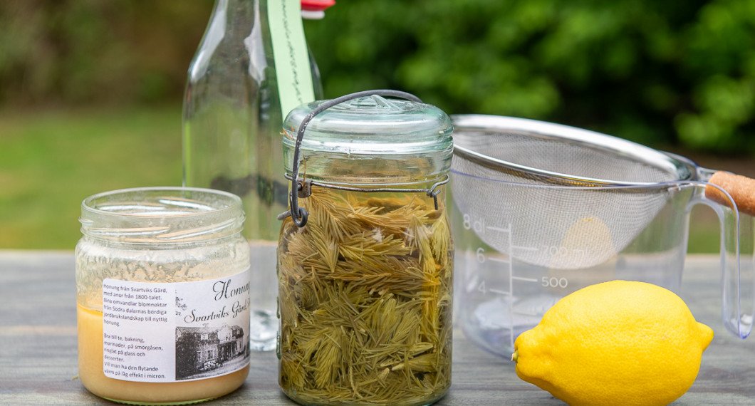 Låt stå minst någon vecka. Den kan även stå mycket längre. Jag lät min stå i 7 månader då jag skulle ha den till jul. 