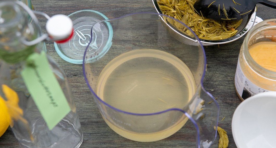 Smaka på snapsen. Späd med mer brännvin till önskad styrka. Du kan även ha i lite extra honung och citron om du önskar. 