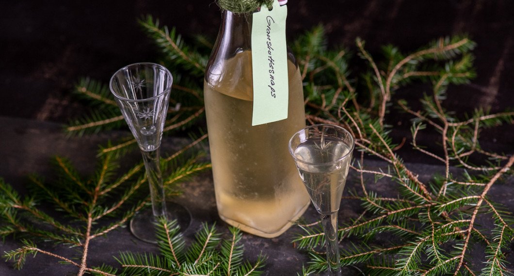 Servera snapsen väl kyld. 