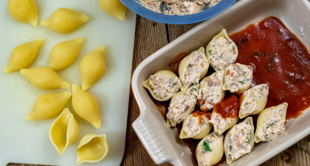 Pastasnäckorna kokas först och fylls sedan med fyllningen. 