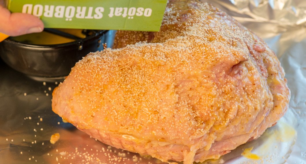 Strö över ett jämnt men tunt lager ströbröd. 