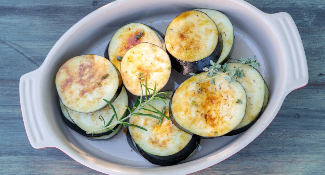 Aubergine i marinad på fat