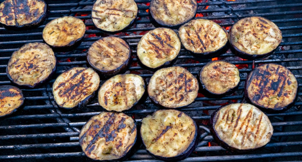 Aubergineskivorna grillas till fin färg på utegrillen