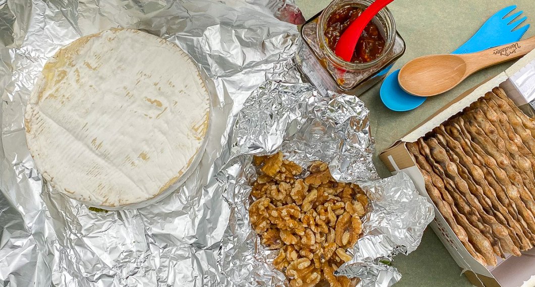 Ingredienser till den grillade Brieosten - en hel brieost ugns- eller grillfolie, hemgjord tomatmarmelad, valnötter att rosta i folie samt ett paket Mjälloms ljusa tunnbröd av vete. 