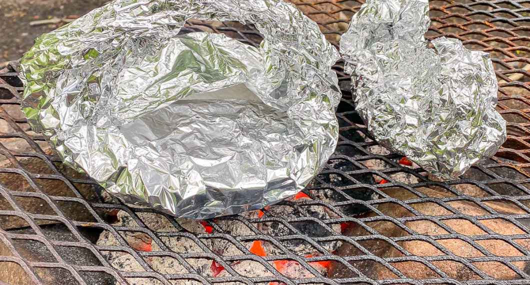 Brieosten i folie på grillen tillsammans med valnötter i folie. 