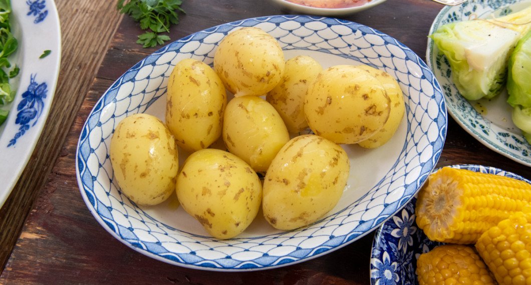 Potatisen kan kokas i god tid innan. Ringla över lite olja och strö över lite salt innan grillningen. Du kan grilla färskpotatis eller vanlig fast potatis. 