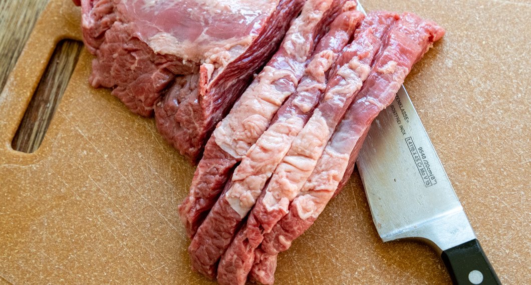 Flapsteaken skivas på skärbräda