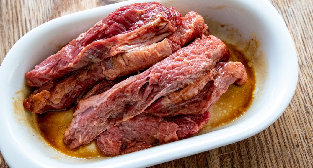 Flapsteaken i marinad på fat