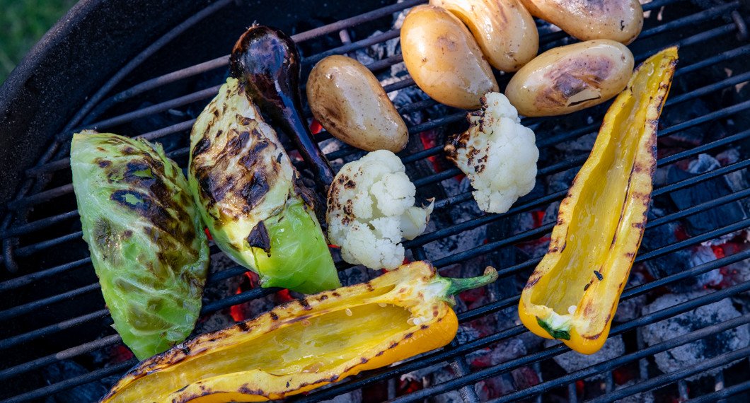 Grillad färskpotatis med skal, gul paprika, blomkål och sommarkål. 