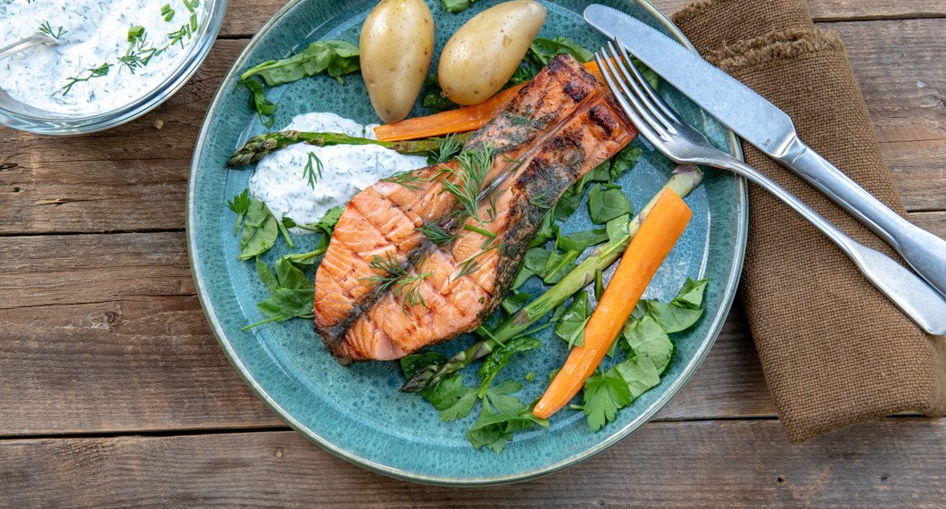 Örtagårdssåsen serverad till grillad lax