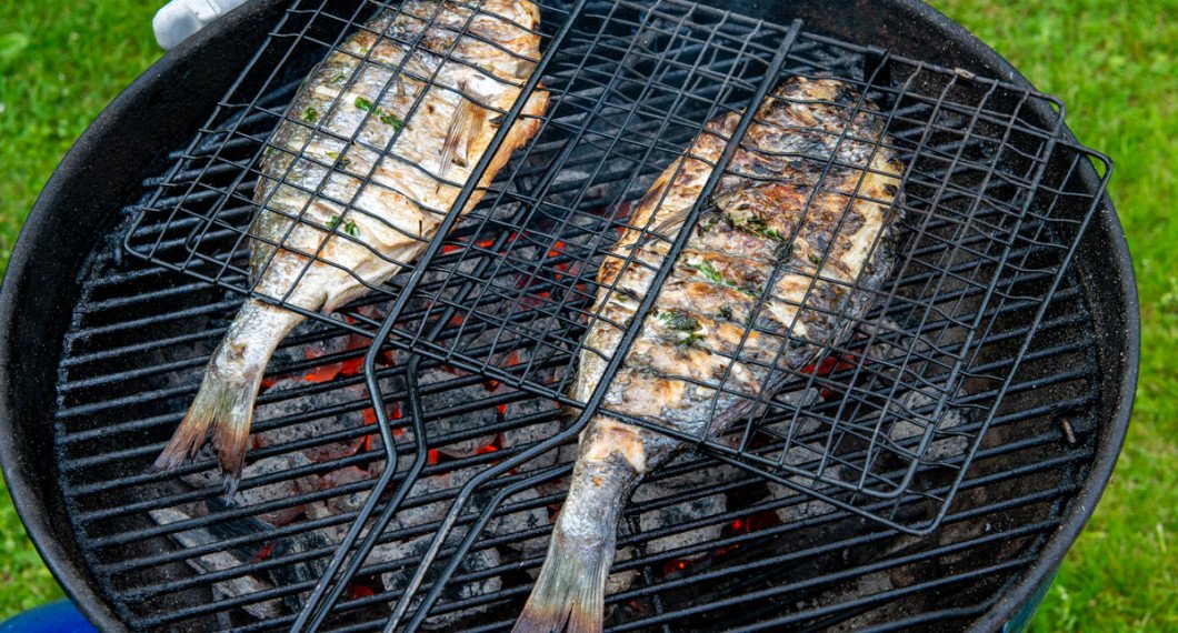 Hel fisk är lättast att klämma fast i ett grillhalster så är de lätta att vända och hantera. Ta sedan loss fisken försiktigt. 