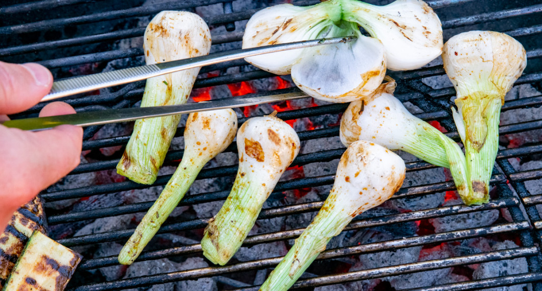 Knipplökarna grillas till fin färg på utegrillen