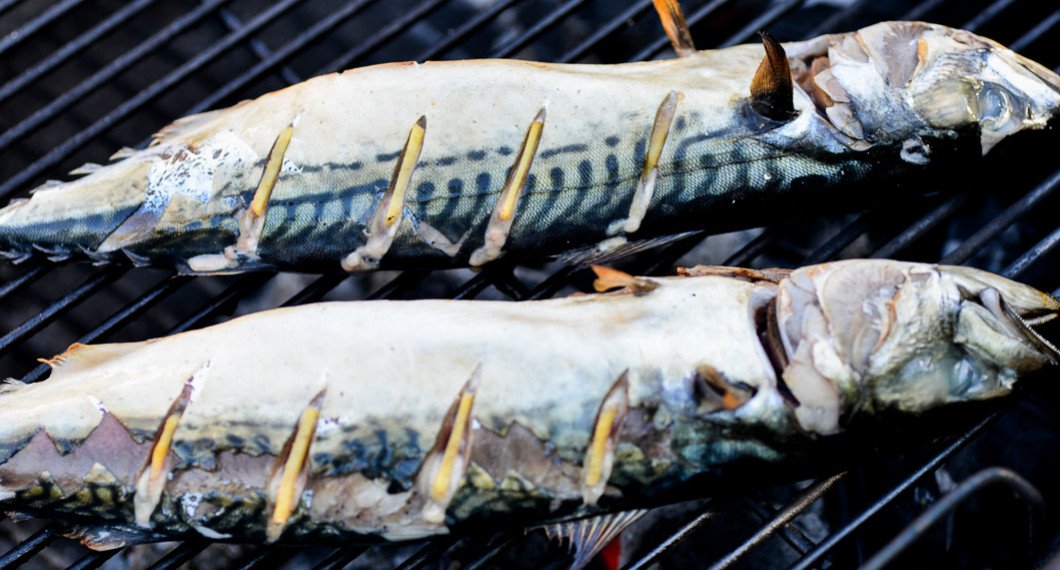 Makrill är enkelt att laga och grilla hel. Köp rensad makrill och släng på grillen med huvud och allt. Skär gärna snitt i skinnet på makrillen och tryck in kryddor som färsk ingefära, citron, salt eller vitlök. 