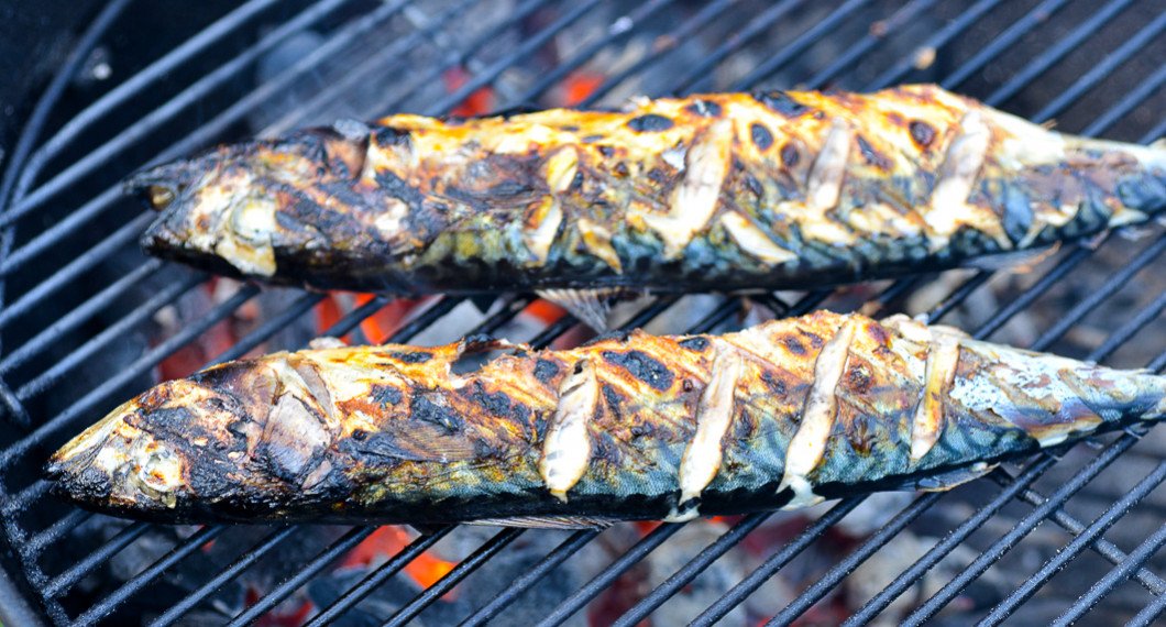 Grilla makrillen väl på båda sidor. Makrill är en fet fisk och passar bra att grilla rätt hårt så den är tillagad in till benet - den blir saftig ändå. 