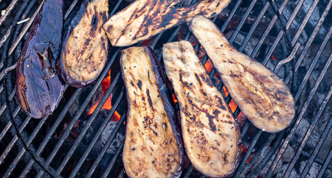 Grillad skivad aubergine med olivolja och vitlök som först saltats mjuk innan grillningen. 