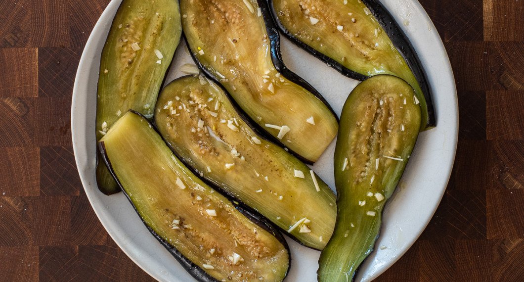 Torka aubergineskivorna så torrt det går med lite hushållspapper och vänd sedan i olivolja och vitlök eller den marinad du önskar. 
