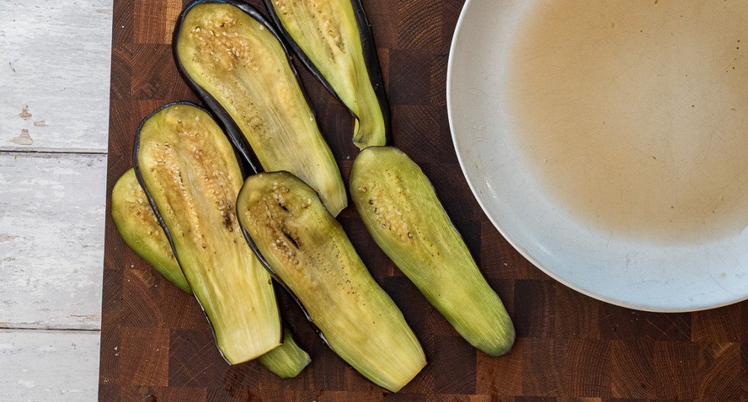 Efter en timme kan man kram ur vätska ur aubergineskivorna. Skölj sedan en gång i kallt vatten för att skölja bort salt. 