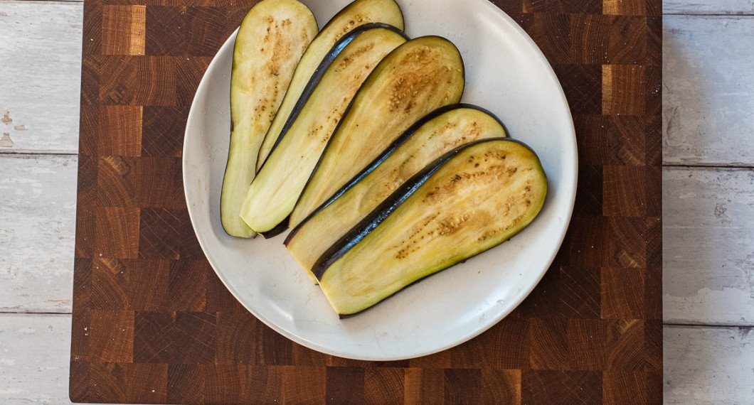 Aubergineskivorna börjar mjukna av saltet. 