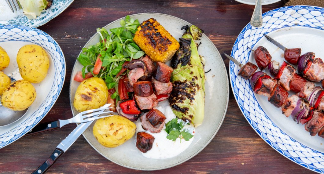 Grillad färskpotatis passar till det mesta - jag hade dem till serverad till grillspett med fläskfilé och korv. 