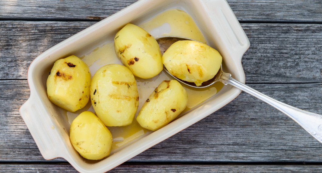Grillad fast skalad potatis passar utmärkt att grilla med rapsolja och flingsalt. 