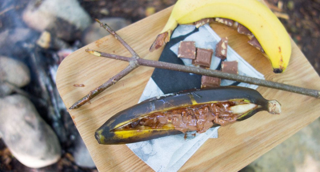 Grilla tills chokladen börjar smälta och bananen är mjuk. Sedan kan du äta med sked. 