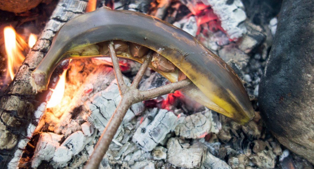 Grillad banan med choklad på grillpinne