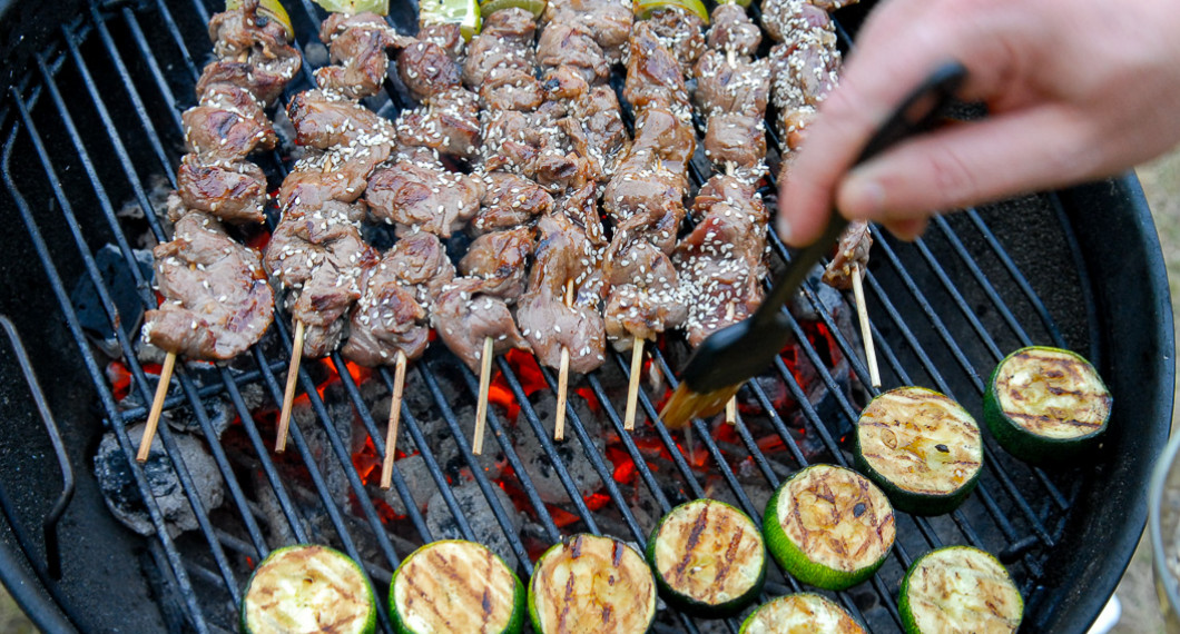 Entrecotespetten på grillen.