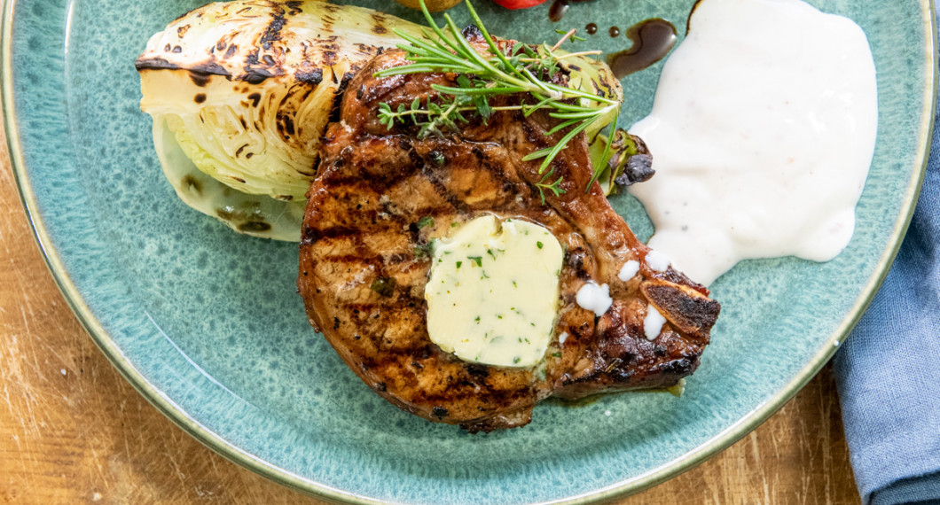 Du kan grilla kotletter med eller utan ben. 