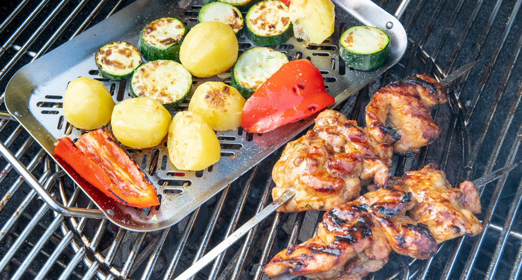 Grillspetten med grillad potatis, paprika och zucchini.