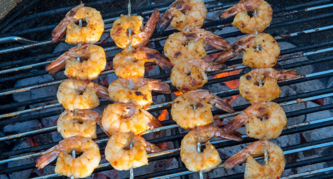 Grilla räkorna någon minut på varje sida på riktigt het grill