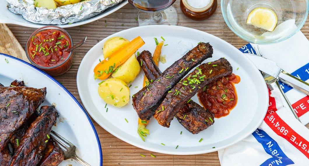Du kan ha valfria tillbehör till revbenen - jag hade kokt färskpotatis, morot, citron samt en BBQ-sås till. 