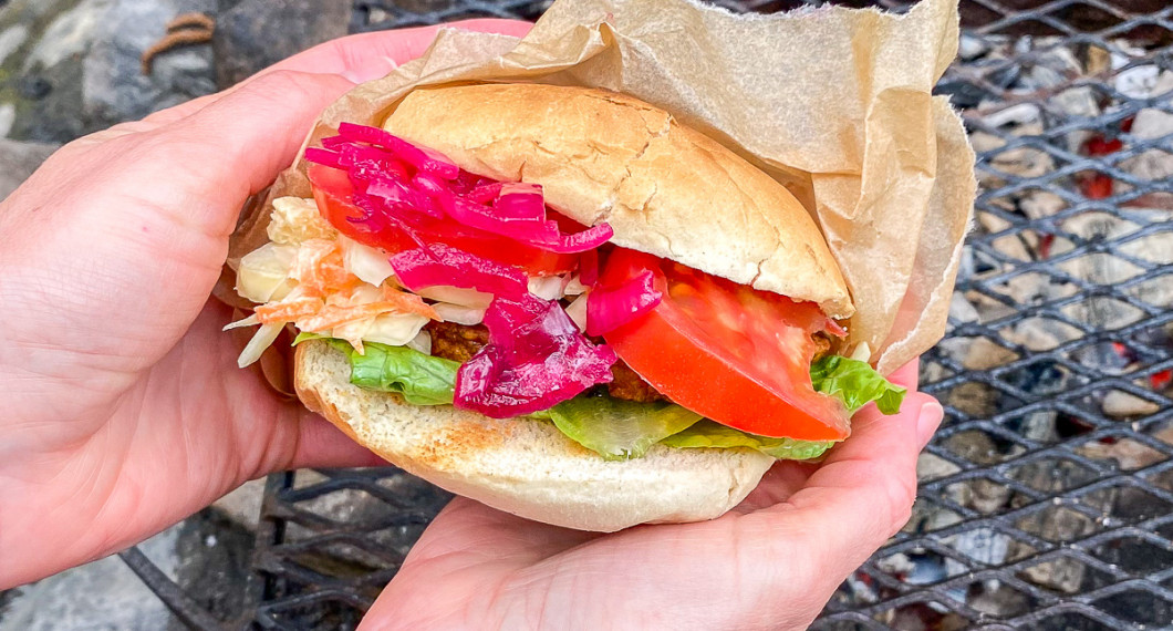 I min burgare hade jag ketchup, romansallad, vegansk coleslaw, picklad rödlök och tomat. 