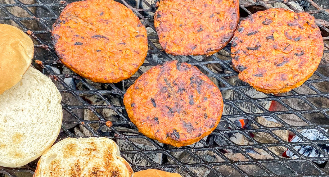 Veganska sojaburgare från Anamma håller ihop fint på grillen