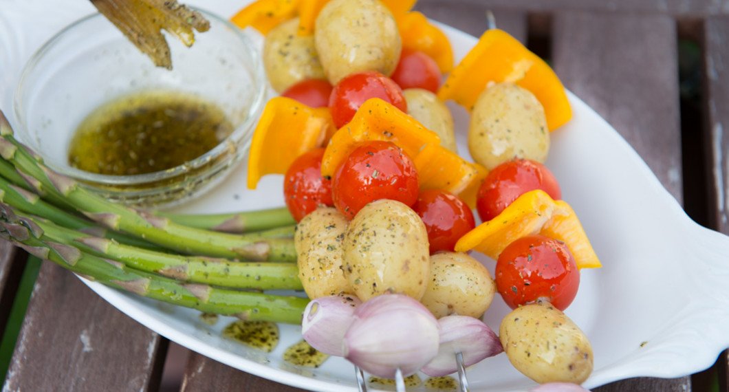 Pensla spetten med örtolja när du grillar dem. 