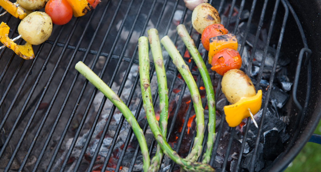 Passa på att grilla grön fin sparris när du grillar grönsaksspetten. 
