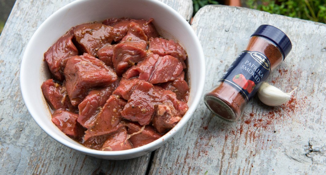 Mört kött som grytbitar av innanlår, entrecote eller ryggbiff behöver ej marineras utan kan grillas direkt men det blir godare med lite marinad.