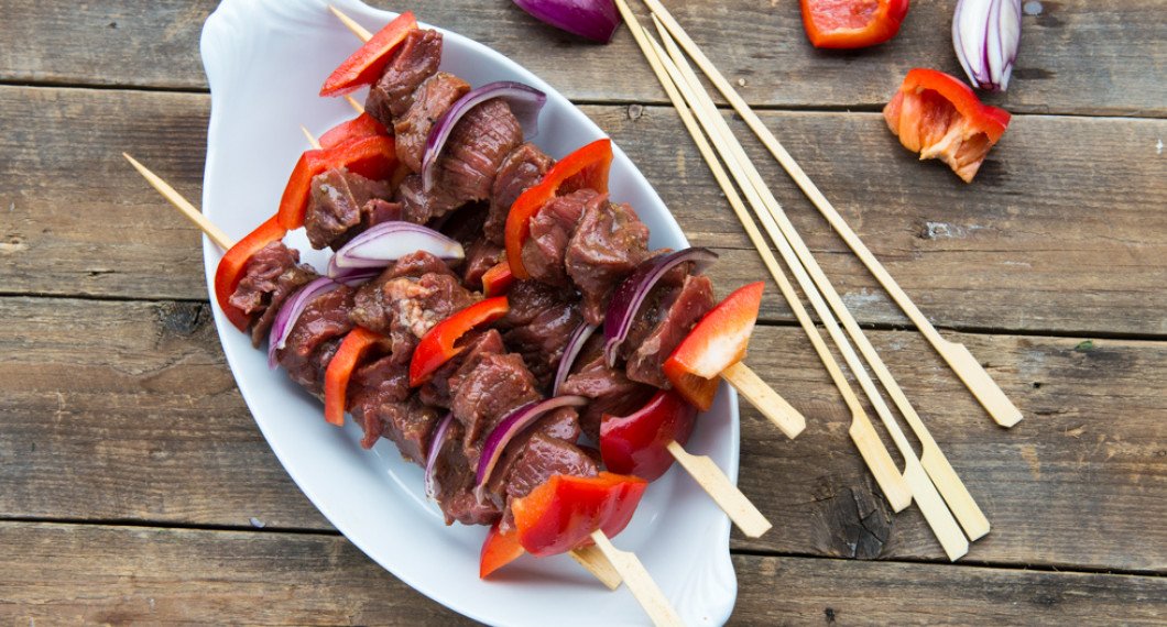 Du kan använda blötlagda bambuspett eller stålspett att varva kött och grönsaker på.