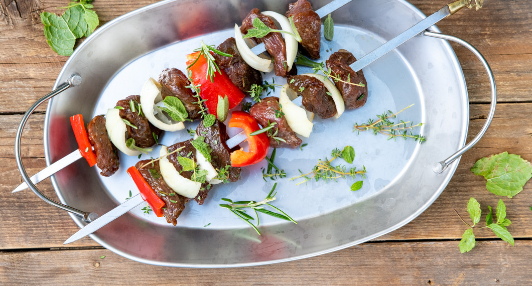 Grillspetten med marinerat kött redo att grillas