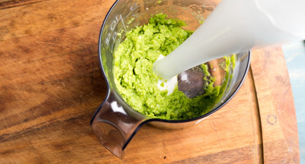 Mixa ärtorna med en stavmixer till en röra/hummus. 