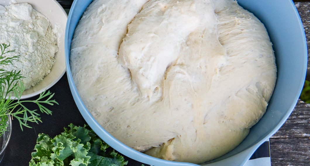 Kalljäst pizzadeg i bunke