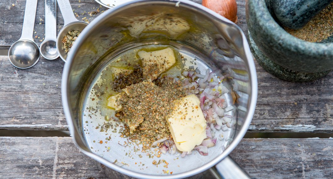Ingredienser till grönpepparsåsen i kastrull