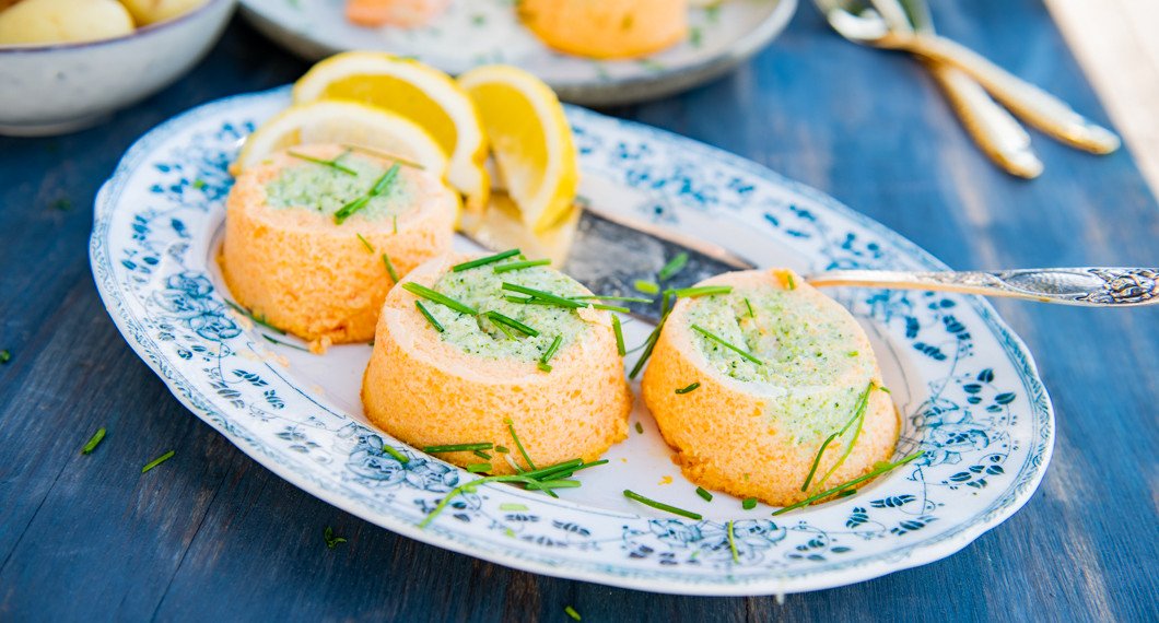 Morots- och broccolitimbalerna på fat till servering