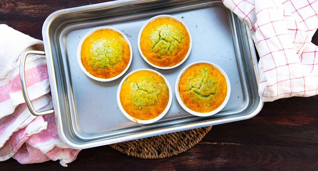 Nygräddade grönsakstimbaler i vattenbad i formar