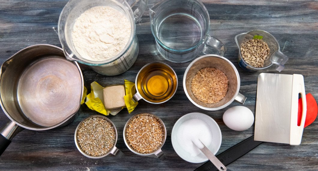 Till frallorna behöver du vetemjöl, jäst, rågkross, vetekross, rapsolja, vatten, kruskakli, salt, äggvita och sesamfrön. 