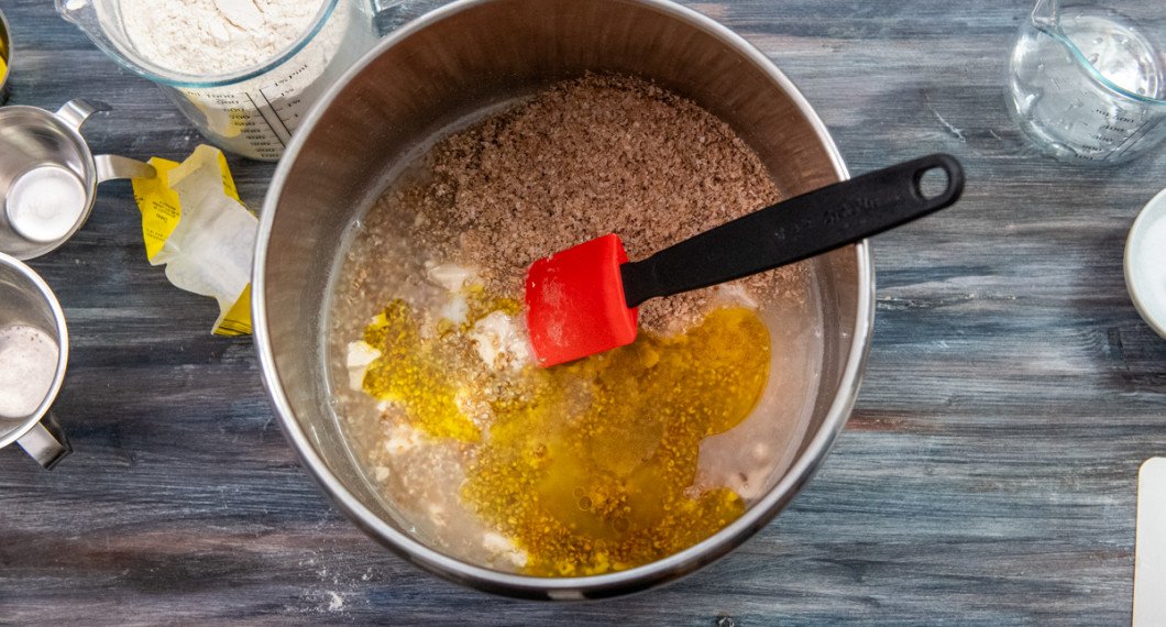 Tillsätt kruskakli, salt, rapsolja samt smula i jästen. 