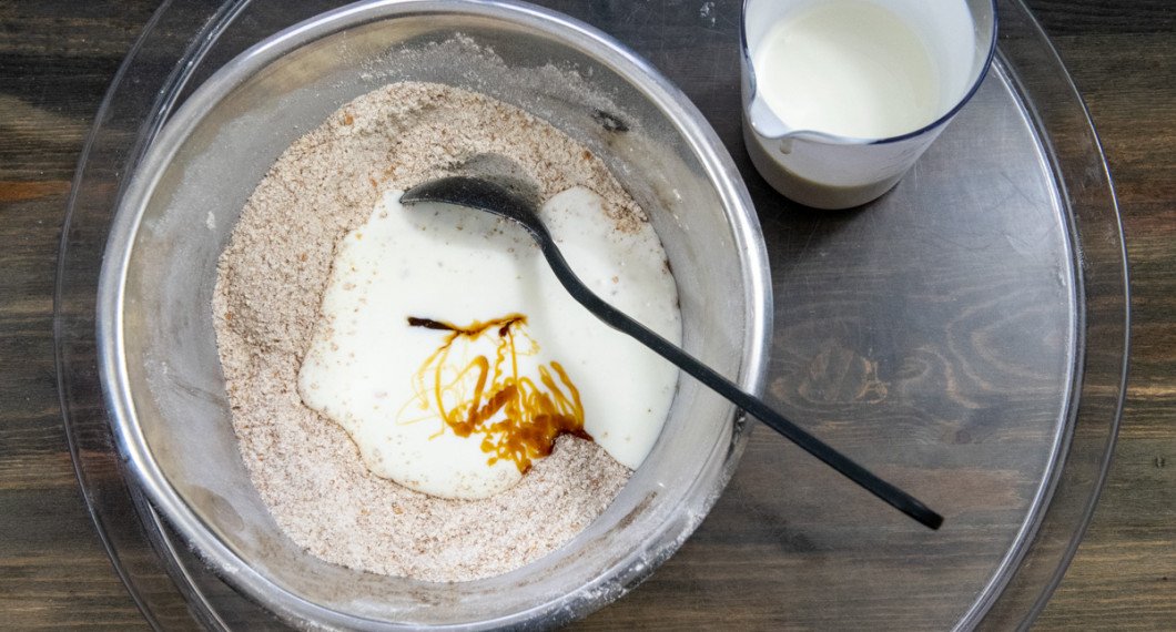 Blanda först torra ingredienser väl och tillsätt sedan sirap och filmjölk till en smidig deg. 