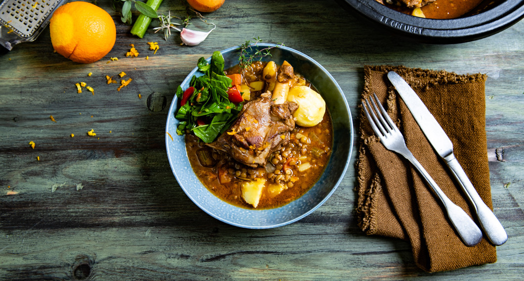 Gryta med lammlägg tillsammans med smaksättare
